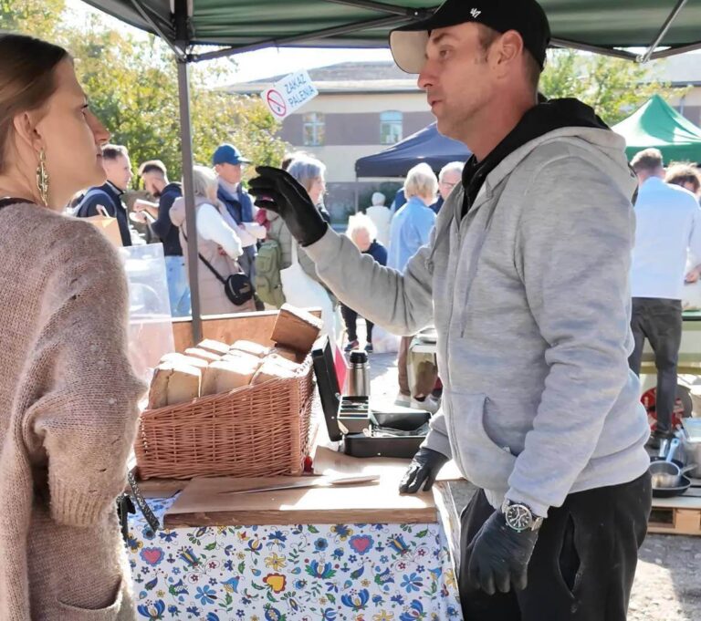 Stragan z chlebem na kaszubskim targu w Chojnicach